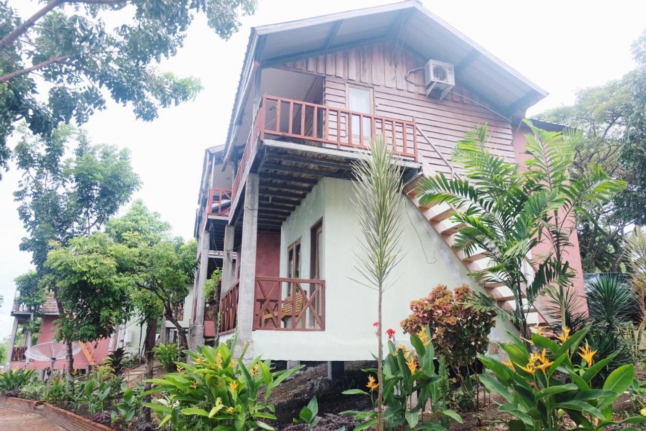 เรดดอร์ซ ชาเรียะฮ์ แอท ซูมูร์ ติกา บีช ซาบัง Hotel ภายนอก รูปภาพ