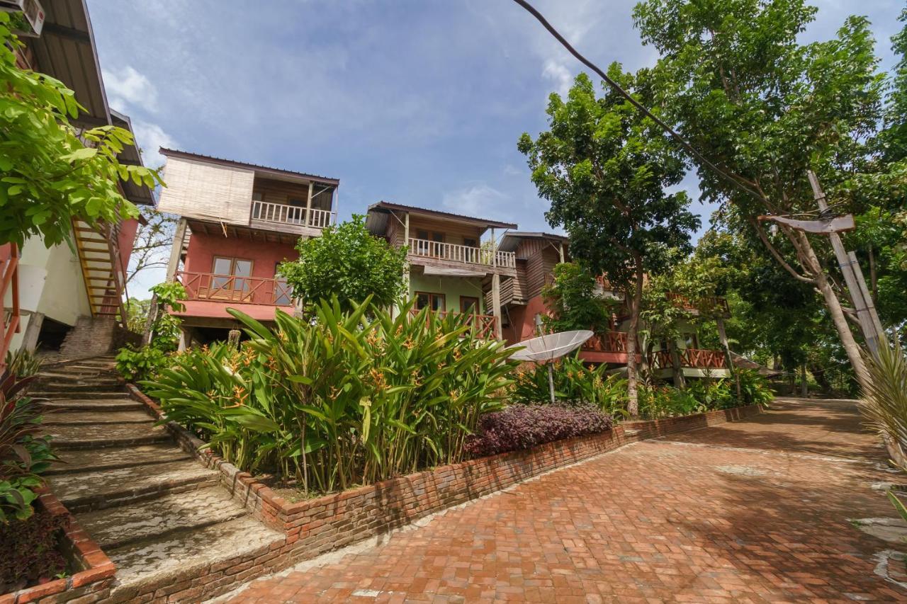 เรดดอร์ซ ชาเรียะฮ์ แอท ซูมูร์ ติกา บีช ซาบัง Hotel ภายนอก รูปภาพ